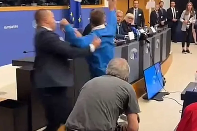 Így támadták meg ma Orbán Viktor az ülésen.. döbbenetes videó terjed az interneten