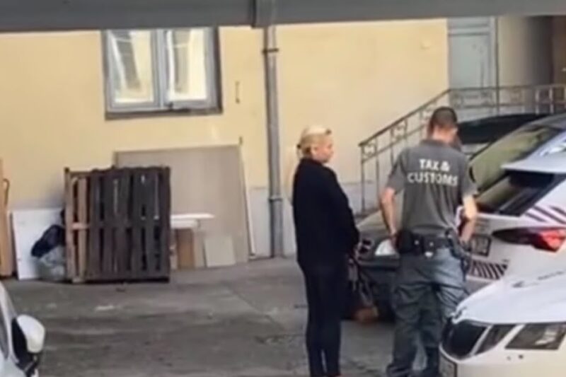 Vezetőszáron viszik Fásy Ádám feleségét a NAV emberei – videó